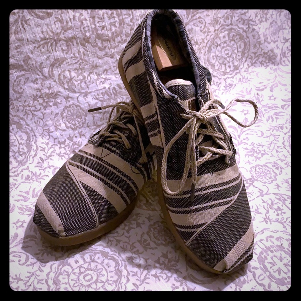TOMS SHOES
